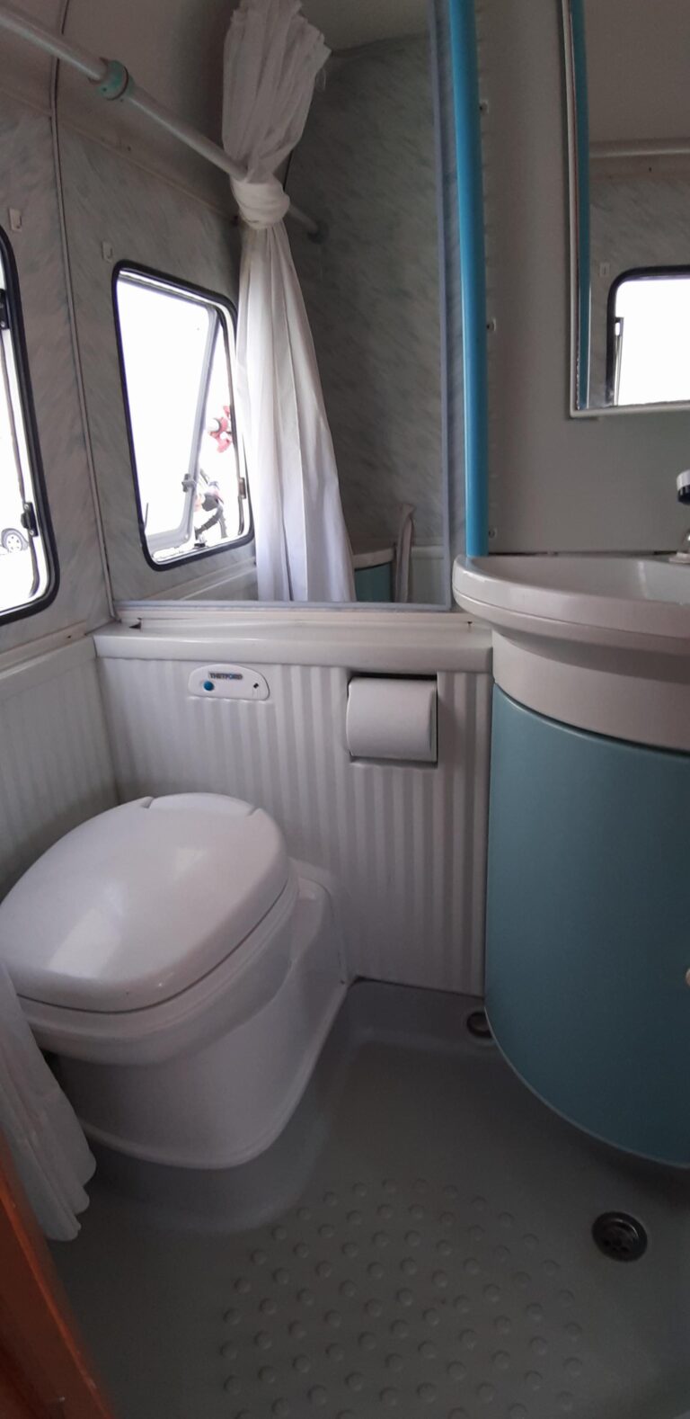 Wnętrze łazienki kampera Fiat Ducato II Burstner