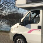Zdjęcie Kampera Fiat Ducato II Burstner stojącego przy jeziorze