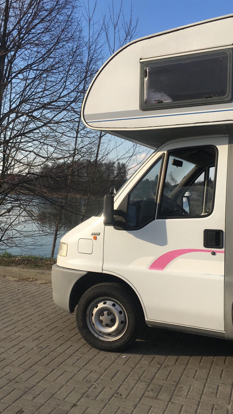 Zdjęcie Kampera Fiat Ducato II Burstner stojącego przy jeziorze
