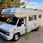 Zdjęcie Kampera Peugeot J5 Pilote stojącego na plaży