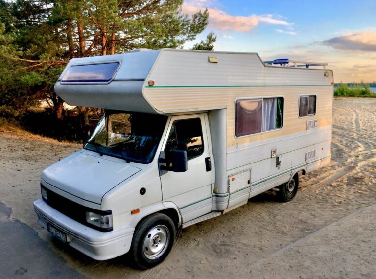 Zdjęcie Kampera Peugeot J5 Pilote stojącego na plaży