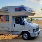 Zdjęcie Kampera Peugeot J5 Pilote stojącego na plaży