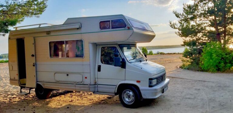 Zdjęcie Kampera Peugeot J5 Pilote stojącego na plaży