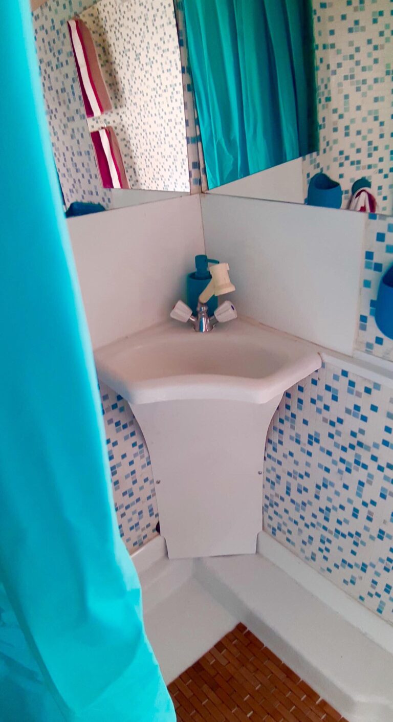 Wnętrze łazienki w kamperze Peugeot J5 Pilote