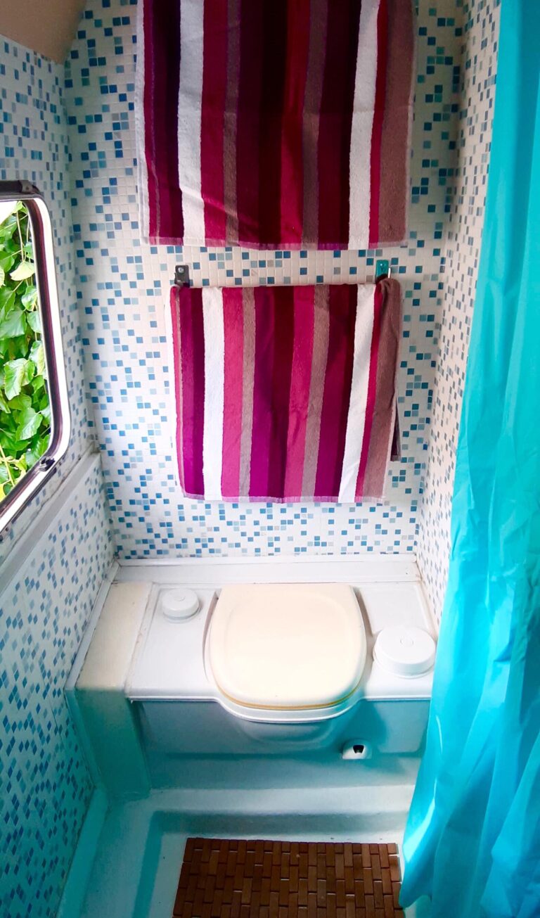 Wnętrze łazienki w kamperze Peugeot J5 Pilote