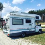 Zdjęcie Kampera Fiat Ducato II Burstner stojącego przy lesie