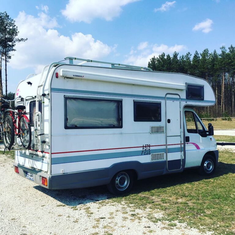 Zdjęcie Kampera Fiat Ducato II Burstner stojącego przy lesie