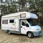 Zdjęcie Kampera Fiat Ducato II Burstner stojącego w lesie