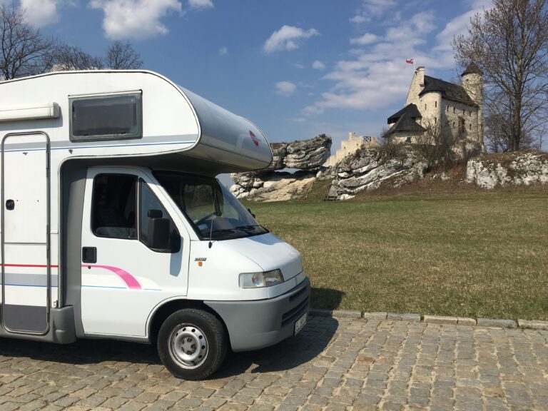 Zdjęcie Kampera Fiat Ducato II Burstner stojącego na tle polskiego zamku