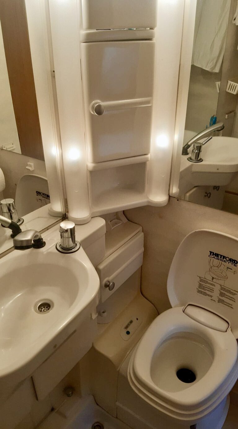 Wnętrze łazienki kampera Fiat Ducato II Hymer "Struś