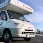 Przód kampera Fiat Ducato II Hymer Struś stojący na drodze