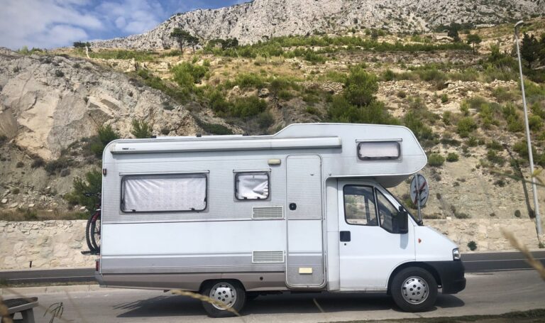 Zdjęcie KamperaFiat Ducato II Dethleffs stojącego na tle gór i skał