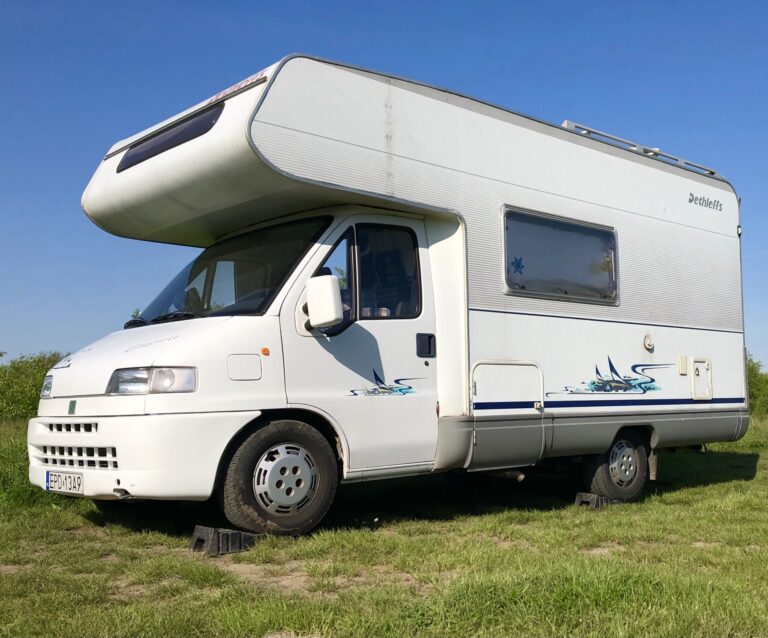 Kamper Fiat Ducato II Dethleffs 2.8 "Wielbłąd" na łące