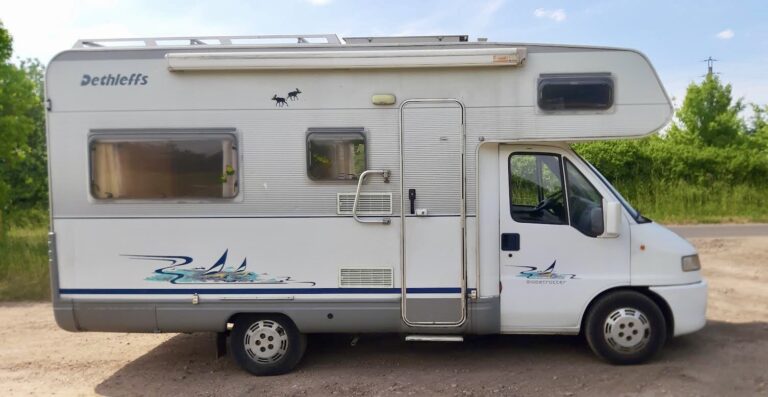 Bok kampera Fiat Ducato II Dethleffs 2.8 "Wielbłąd" na drodze