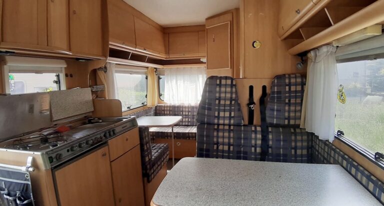Wnętrze kampera na wynajem Fiat Ducato II Dethleffs 2.8 "Wielbłąd"