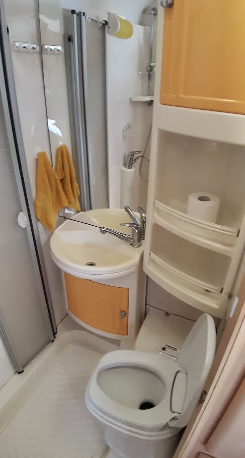 Wnętrze łazienki kampera na wynajem Fiat Ducato II Dethleffs 2.8 "Wielbłąd"