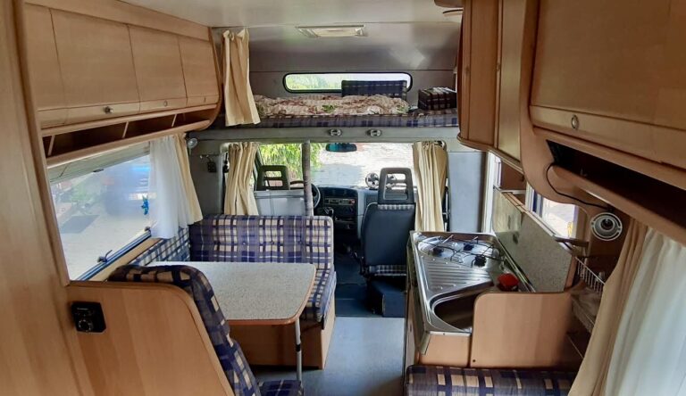 Wnętrze kampera na wynajem Fiat Ducato II Dethleffs 2.8 "Wielbłąd"