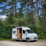 Fiat Peugeot Boxer CamperVan na drodze w lesie
