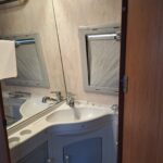 Wnętrze kampera i łazienki kampera na wynajem Fiat Peugeot Boxer CamperVan