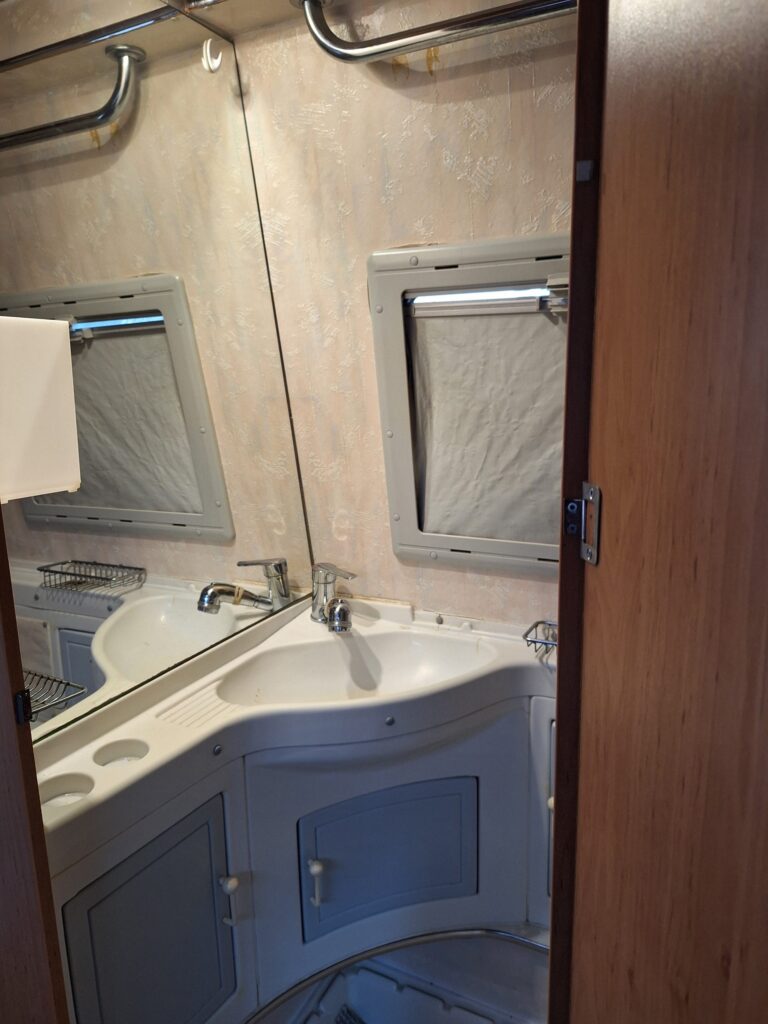 Wnętrze kampera i łazienki kampera na wynajem Fiat Peugeot Boxer CamperVan