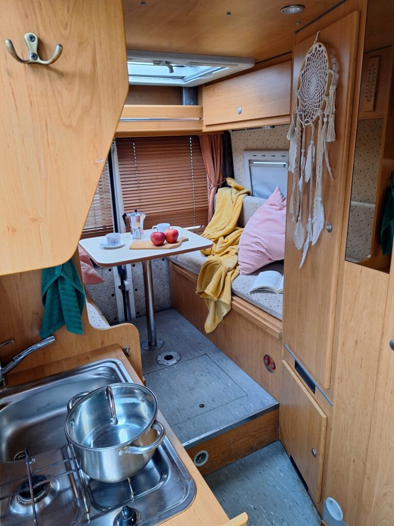 Wnętrze kampera na wynajem Fiat Peugeot Boxer CamperVan