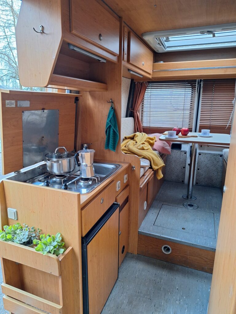 Wnętrze kampera na wynajem Fiat Peugeot Boxer CamperVan