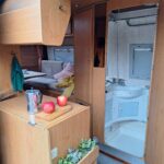 Wnętrze kampera i łazienki kampera na wynajem Fiat Peugeot Boxer CamperVan