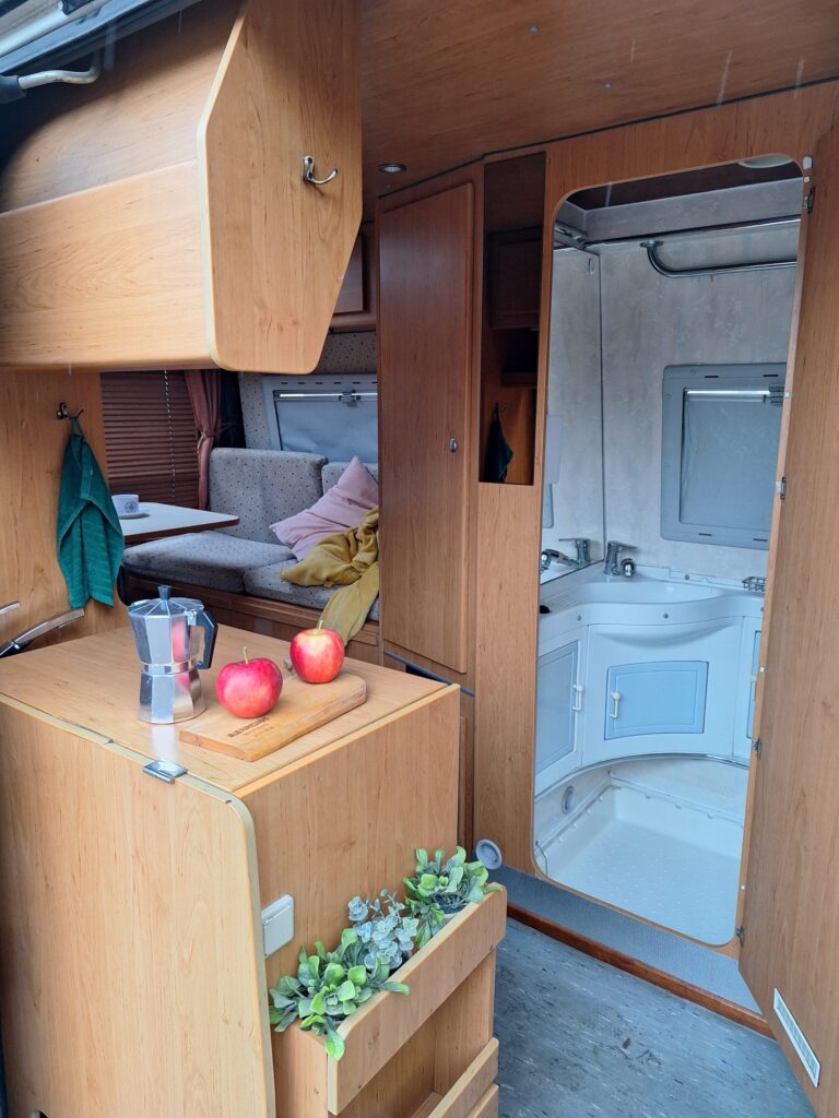 Wnętrze kampera i łazienki kampera na wynajem Fiat Peugeot Boxer CamperVan