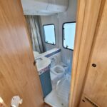 Wnętrze łazienki kampera na wynajem Fiat Ducato II "Knaus"
