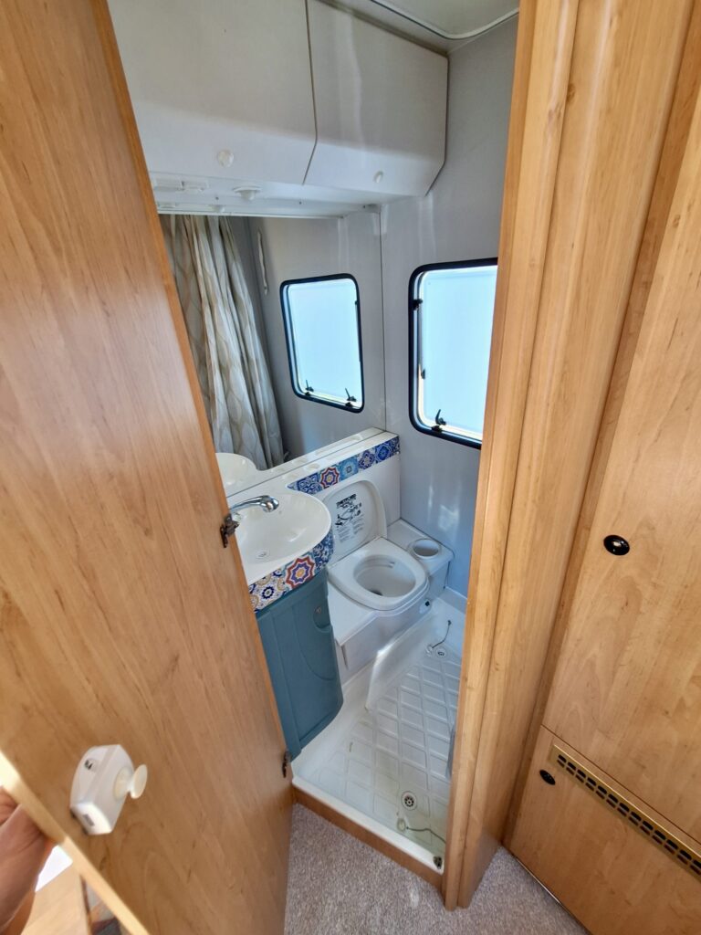 Wnętrze łazienki kampera na wynajem Fiat Ducato II "Knaus"