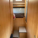 Wnętrze kampera na wynajem Hymer Koala miejsce do spania