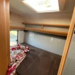 Wnętrze kampera na wynajem Hymer Koala miejsce do spania