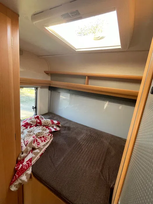 Wnętrze kampera na wynajem Hymer Koala miejsce do spania