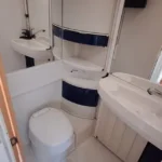 Wnętrze kampera na wynajem Hymer Koala łazienka, toaleta, prysznic, zlew i lustro