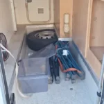 Wnętrze kampera na wynajem Hymer Koala schowek