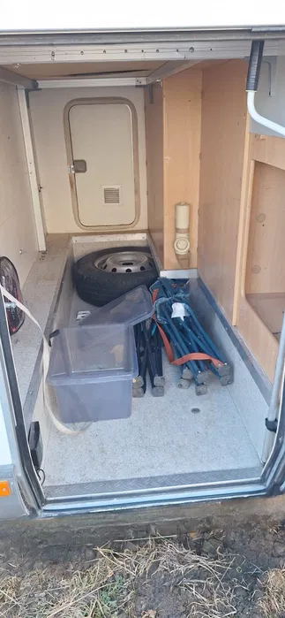 Wnętrze kampera na wynajem Hymer Koala schowek