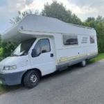 Przód i bok kampera Hymer 2.5 "Osiołek" na drodze