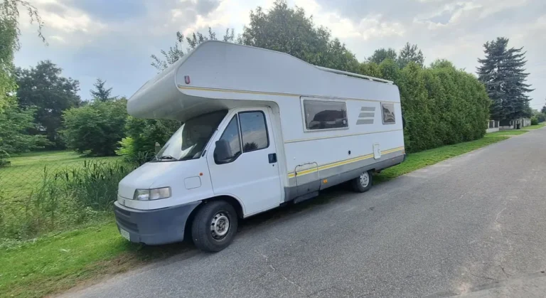 Przód i bok kampera Hymer 2.5 "Osiołek" na drodze