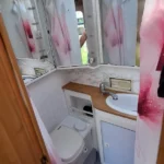 Wnętrze kampera na wynajem Hymer Żółwik łazienka, kabina, zlew, toaleta, lustro